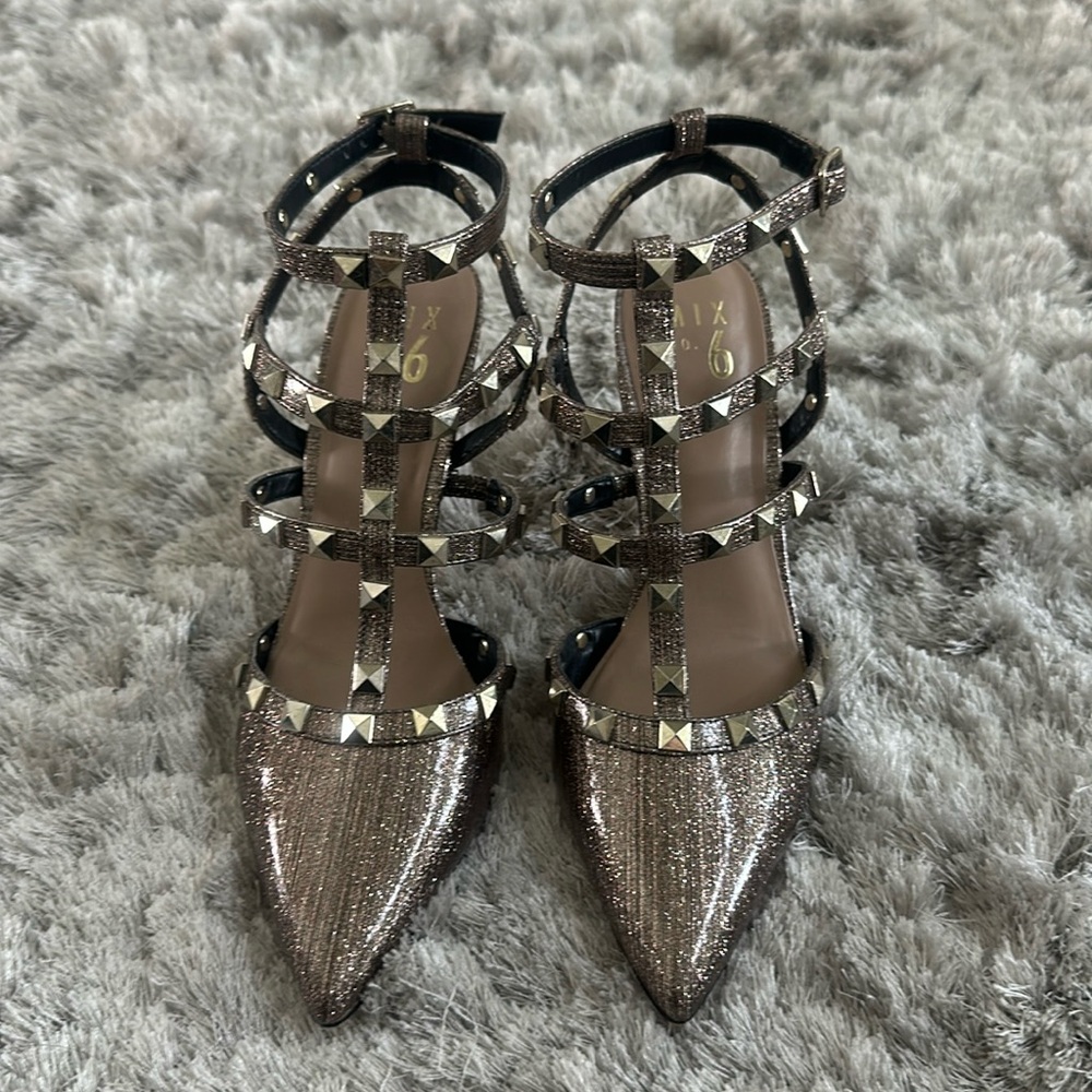 Shiny sexy heels!